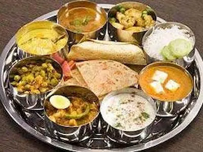 Fresh sattvic vegetarian meal served at Raj Yoga Rishikesh